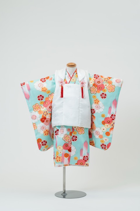 七五三(三歳) | 水色地に咲き誇る桜と菊梅と矢絣×白の被布