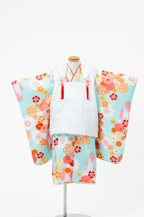 七五三(三歳) | 水色地に咲き誇る桜と菊梅と矢絣×白の被布