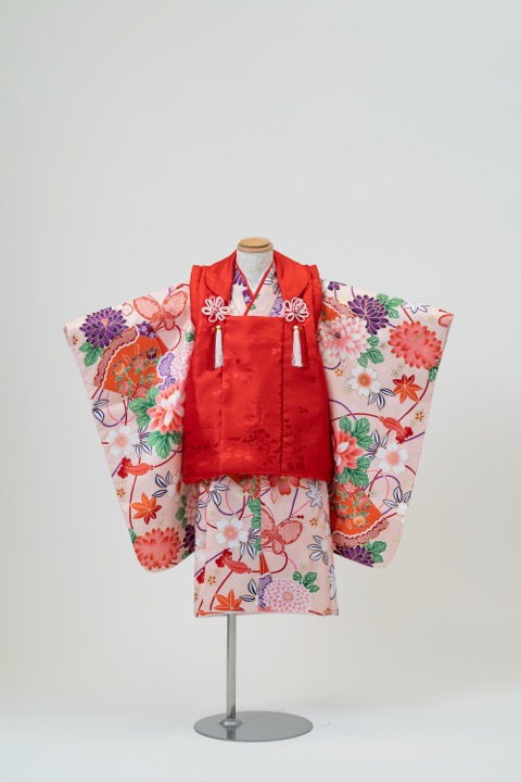 七五三(三歳) | ピンク地に花々と舞う蝶、扇×赤の被布