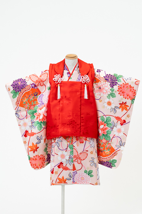七五三(三歳) | ピンク地に花々と舞う蝶、扇×赤の被布