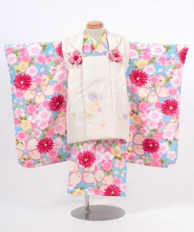 七五三(三歳) | 水色地に大小の桜とマリーゴールド 白被布に刺繍