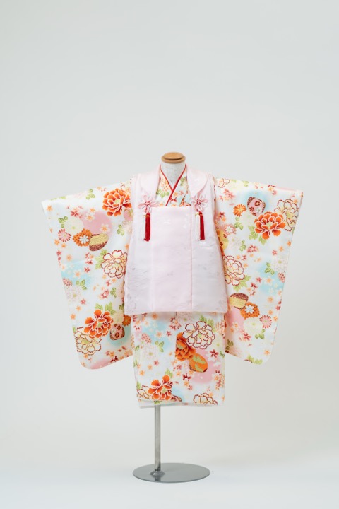 七五三(三歳) | 白地に花々と鞠×薄ピンクの被布