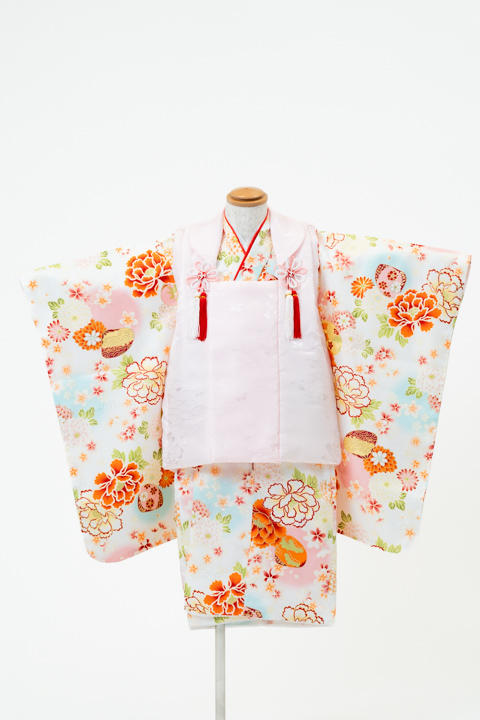 七五三(三歳) | 白地に花々と鞠×薄ピンクの被布