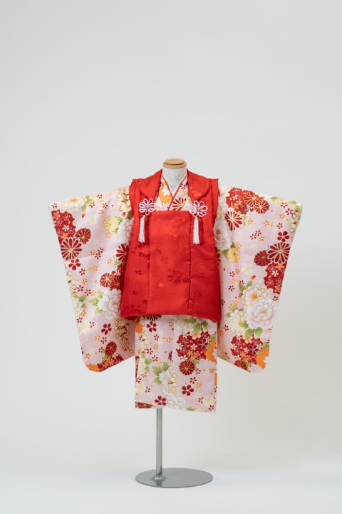 七五三(三歳) | ピンク地に牡丹と菊×赤の被布