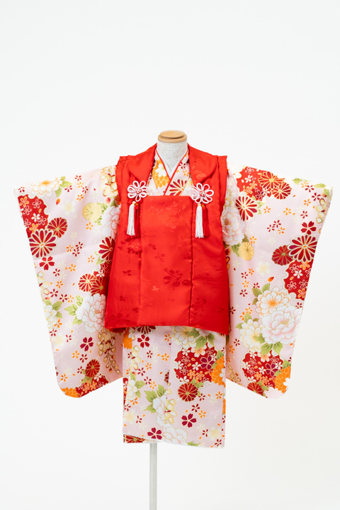 七五三(三歳) | ピンク地に牡丹と菊×赤の被布