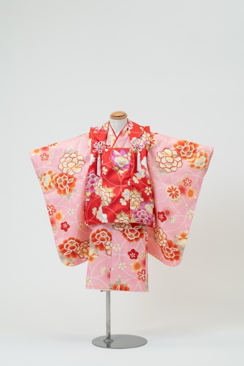七五三(三歳) | ピンク地に牡丹と菊×赤(柄)の被布