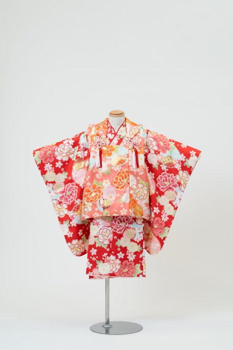 七五三(三歳) | 赤地に花尽くしと貝合わせ×ピンク(柄)の被布