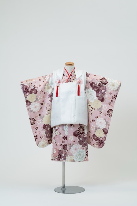 七五三(三歳) | 淡いピンク地にモダンな色合いの花々×白の被布