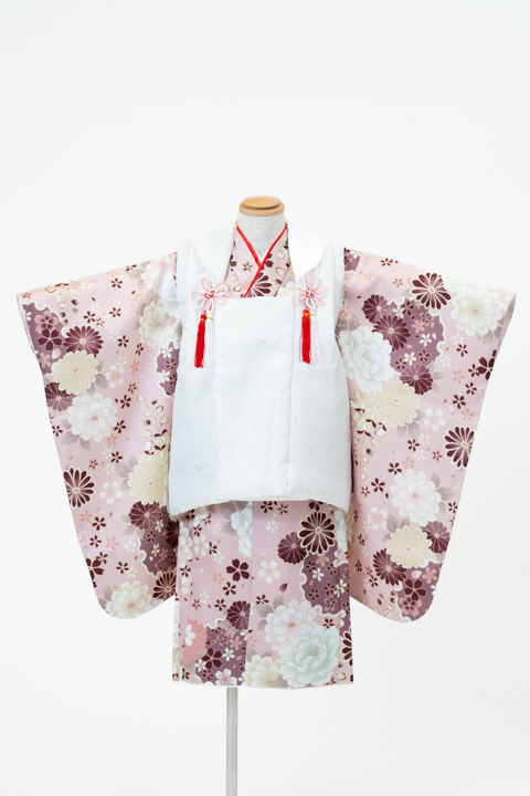 七五三(三歳) | 淡いピンク地にモダンな色合いの花々×白の被布