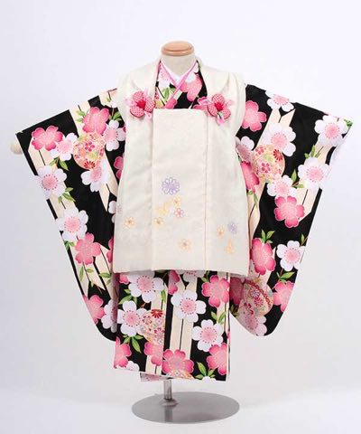 七五三(三歳) | 黒地の矢絣に梅と鞠 小花の白被布