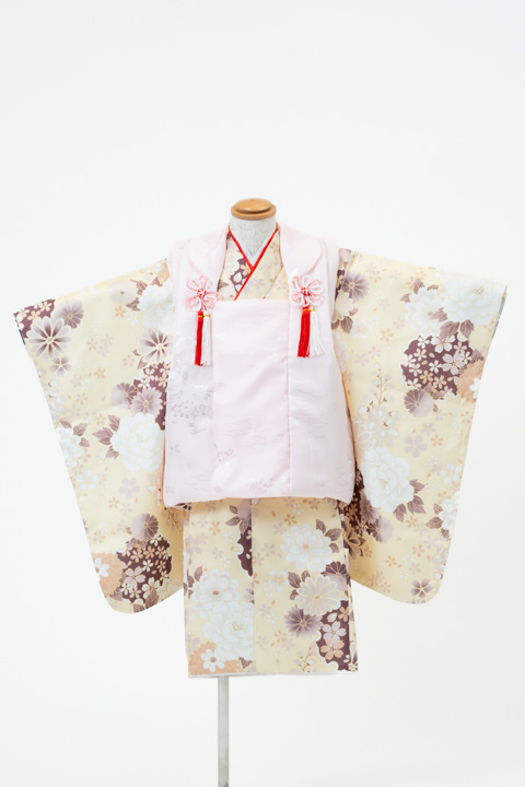 七五三(三歳) |  淡い黄色地にモダンな色合いの花々×薄ピンクの被布