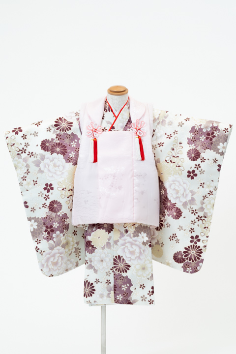 七五三(三歳) | 淡い黄緑地にモダンな色合いの花々×薄ピンクの被布