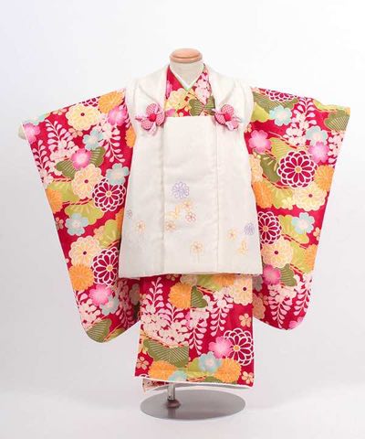 七五三(三歳) | 赤地に菊と藤と松 小花の白被布(f)