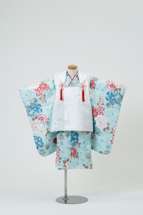 七五三(三歳) | 水色地に牡丹と桜×白の被布