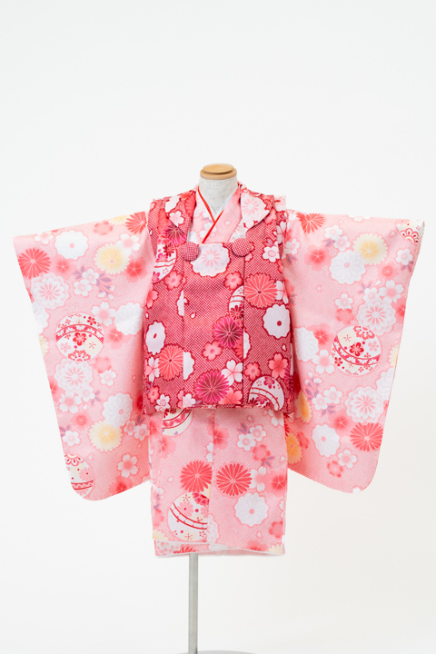七五三(三歳) | ピンク地に咲き誇る花々と手毬×赤(柄)の被布