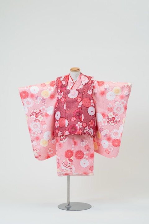 七五三(三歳) | ピンク地に咲き誇る花々と手毬×赤(柄)の被布
