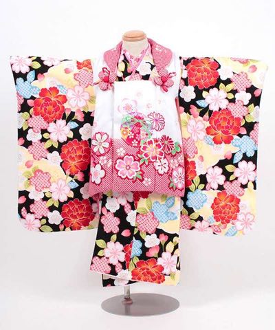 七五三(三歳) | 黒地に雲文 牡丹と花々 白×赤絞り調被布