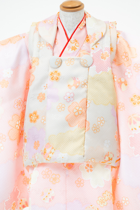 七五三(三歳) | 淡いピンク系パステルカラーの花尽くしと鞠×柄の被布