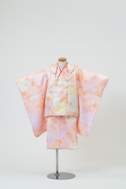 七五三(三歳) | 淡いピンク系パステルカラーの花尽くしと鞠×柄の被布