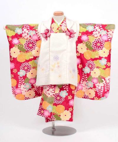 七五三(三歳) | 赤地に菊と藤と松 小花の白被布(a)