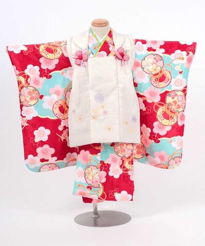 七五三(三歳) | 赤地に梅と鼓 白被布に刺繍