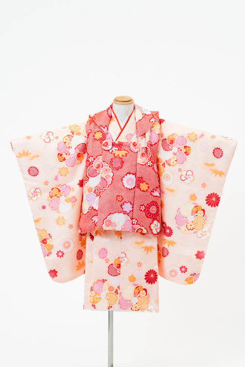 七五三(三歳) | 淡いオレンジ地に花尽くし×赤(柄)の被布