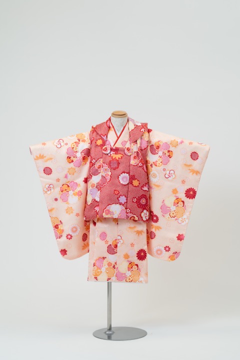 七五三(三歳) | 淡いオレンジ地に花尽くし×赤(柄)の被布