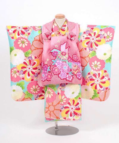 七五三(三歳) | 赤地に八重菊と松文 白被布に刺繍