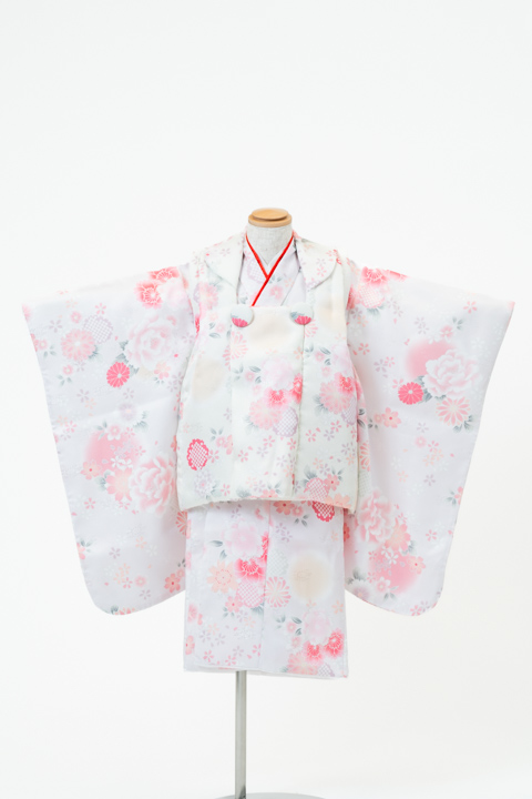 七五三(三歳) | 淡いピンクと華やかな花々のグラデーション×総柄の被布