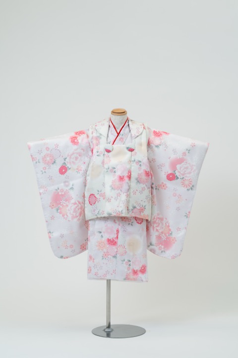 七五三(三歳) | 淡いピンクと華やかな花々のグラデーション×総柄の被布