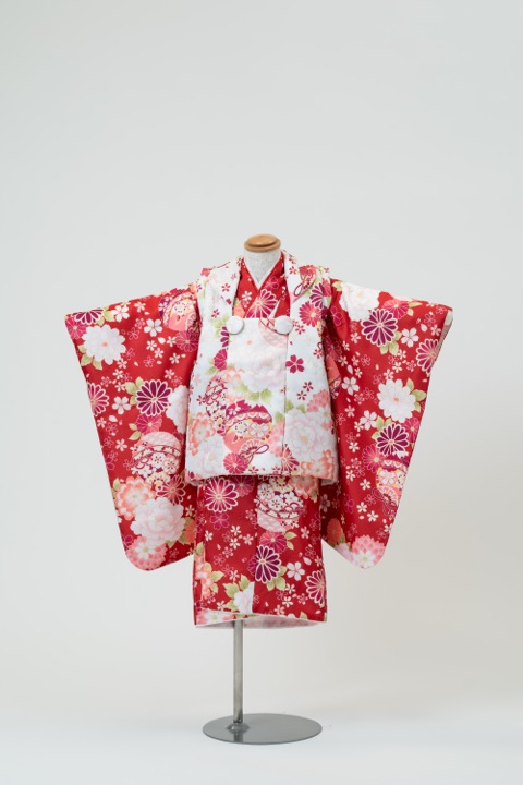 七五三(三歳) | 赤地に咲き誇る美しい牡丹や花々×総柄の被布