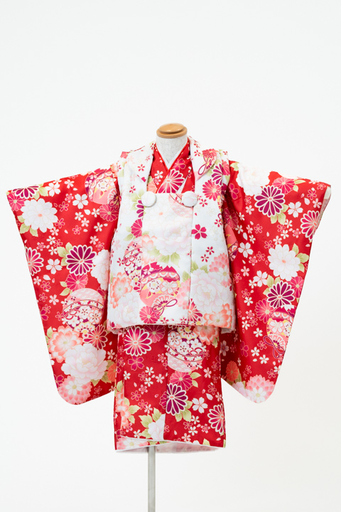 七五三(三歳) | 赤地に咲き誇る美しい牡丹や花々×総柄の被布