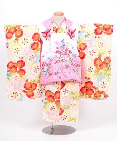 七五三(三歳) | 薄黄色地に雪輪と梅文 白×ピンク被布に熨斗と鞠