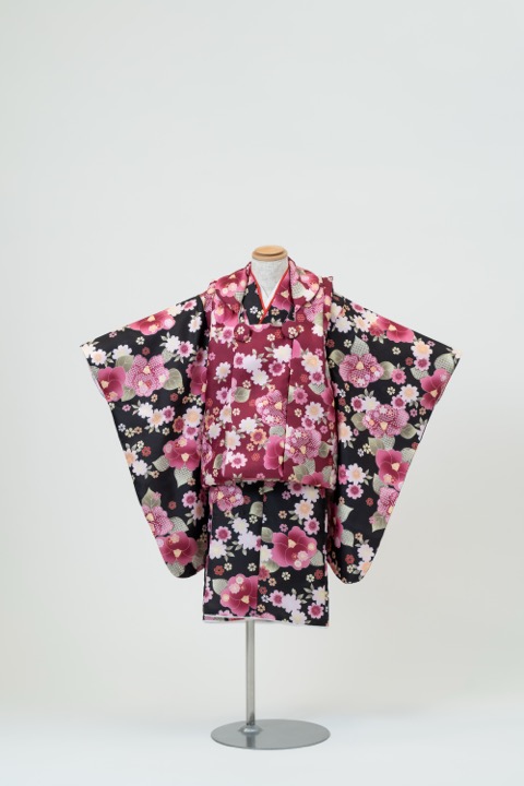 七五三(三歳) | 黒地に咲き誇る鮮やかな花々×総柄の被布