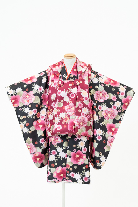 七五三(三歳) | 黒地に咲き誇る鮮やかな花々×総柄の被布