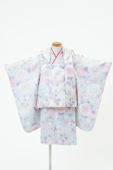 七五三(三歳) | 淡い水色のパステルカラーの花尽くし×総柄の被布