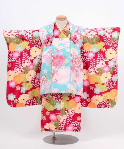 七五三(三歳) | 赤地に桜と八重菊と松文 水色被布に牡丹と花々