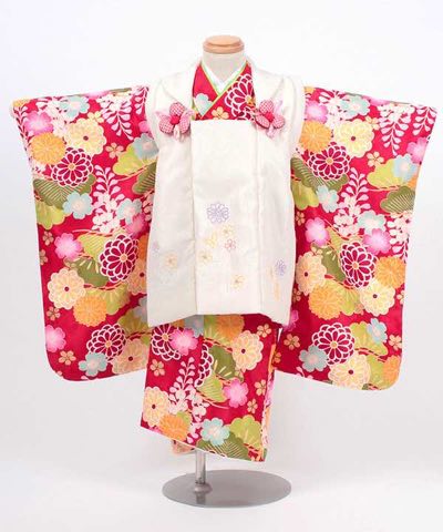 七五三(三歳) | 赤地に菊と藤と松 小花の白被布©