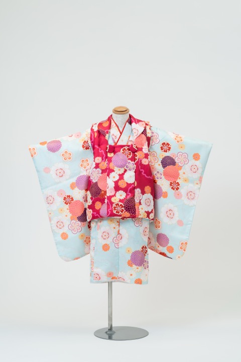七五三(三歳) | 水色地と色とりどりの花尽くし×赤(柄)の被布