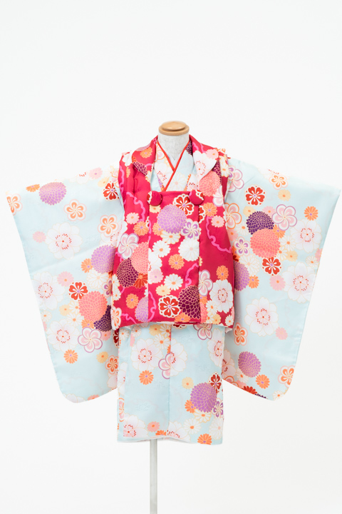 七五三(三歳) | 水色地と色とりどりの花尽くし×赤(柄)の被布