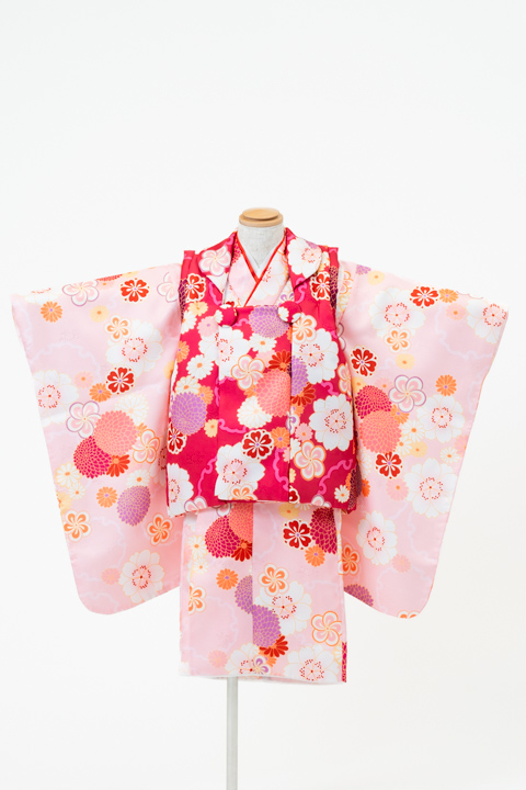 七五三(三歳) | 淡いピンク地と色とりどりの花尽くし×赤(柄)の被布