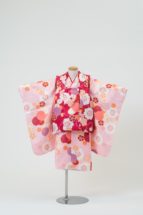 七五三(三歳) | 淡いピンク地と色とりどりの花尽くし×赤(柄)の被布
