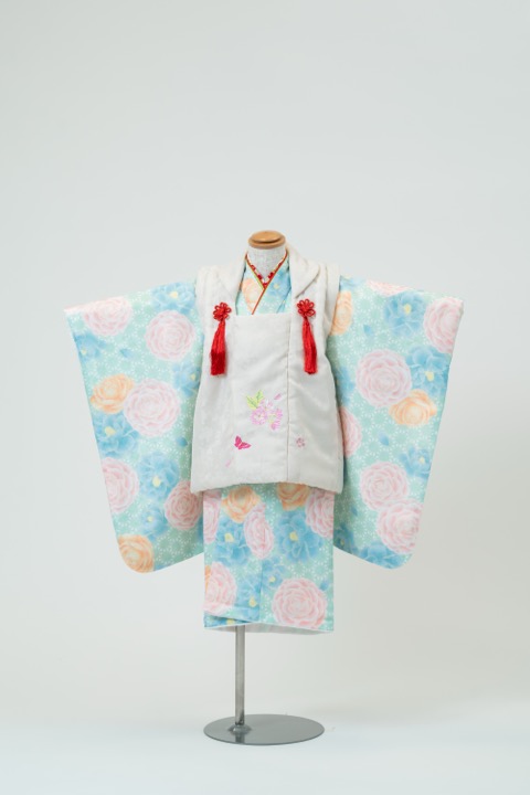 七五三(三歳) | 水色地にバラとカメリア×白(刺繍あり)の被布