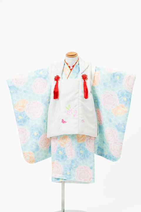 七五三(三歳) | 水色地にバラとカメリア×白(刺繍あり)の被布