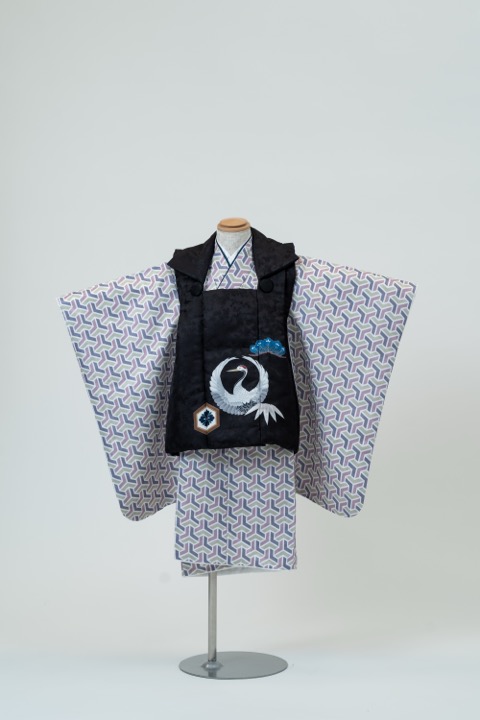 七五三（三歳男の子）| 淡青地に黒、毘沙門亀甲に鶴松模様