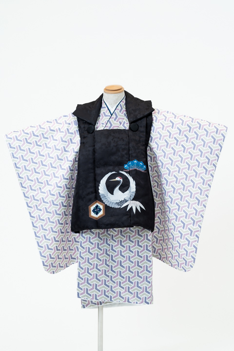 七五三（三歳男の子）| 淡青地に黒、毘沙門亀甲に鶴松模様