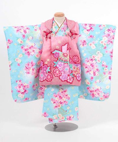 七五三(三歳) | 水色地に小花と蝶 ピンクの絞り調被布に熨斗と鞠