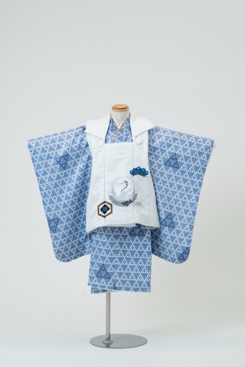 七五三（三歳男の子）| 青地に鱗紋、白地に鶴松模様