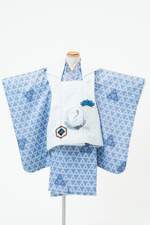 七五三（三歳男の子）| 青地に鱗紋、白地に鶴松模様