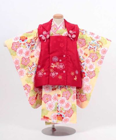 七五三(三歳) | 薄黄色地に梅の花々 小花の赤被布